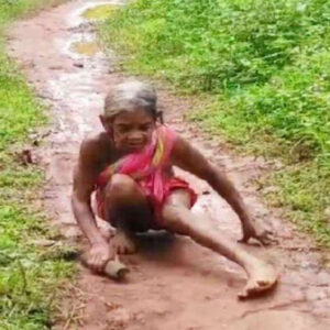 70 yrs old woman crawled to Panchayat office (Screengrab)