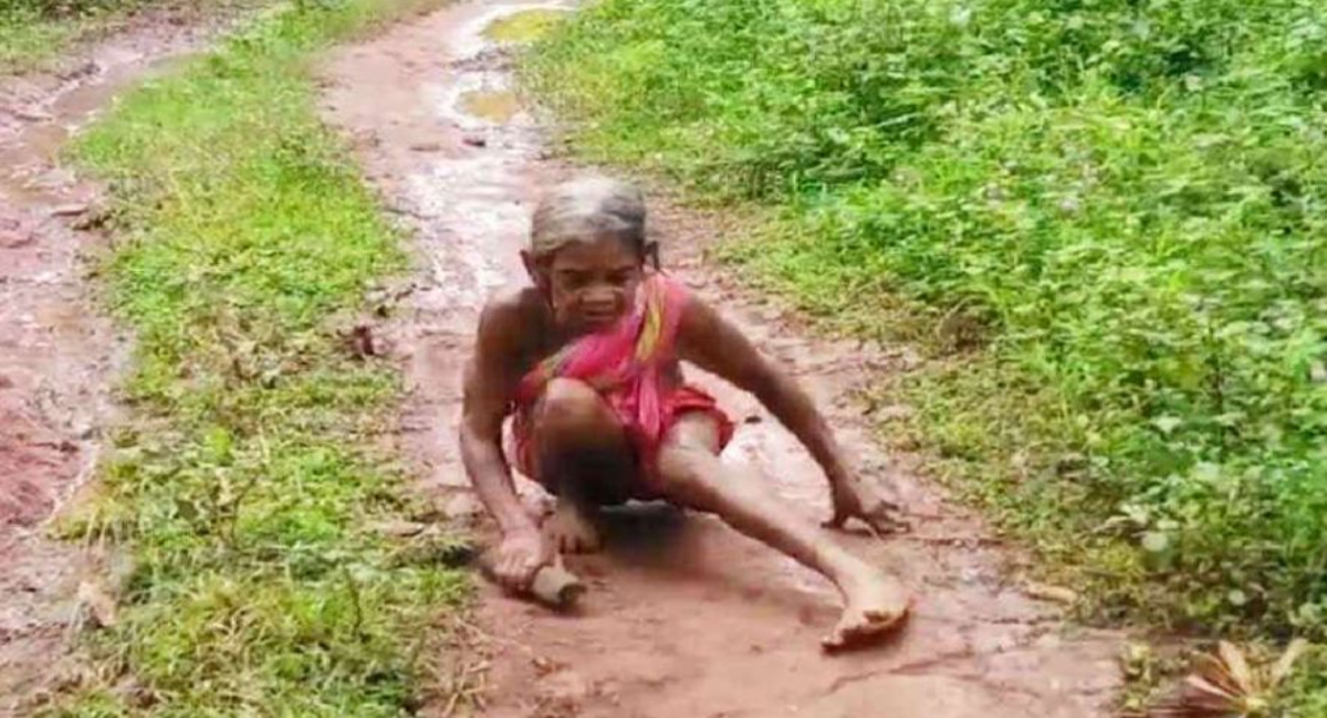 70 yrs old woman crawled to Panchayat office (Screengrab)