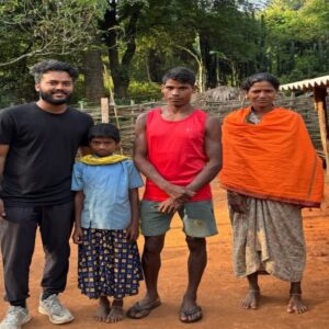 जंगल के बीच एक आदिवासी ने वो किया, जो शहर में रिश्तेदार भी नहीं करते