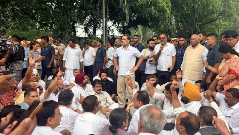 PM Modi के इस्तीफ़े की मांग पर बैठी कांग्रेस (PC-AI)