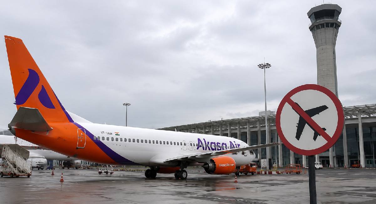 Noida जेवर Airport को बड़ा नुकसान! Akasa Air ने क्यों रद्द की उड़ानें