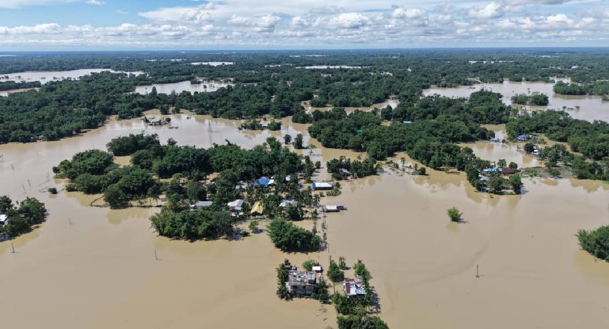 Assam Flood: असम में बाढ़ से 24 घंटे में 21 लोगों की मौत, सिर्फ 1 जिला में करीब 88,000 लोग प्रभावित