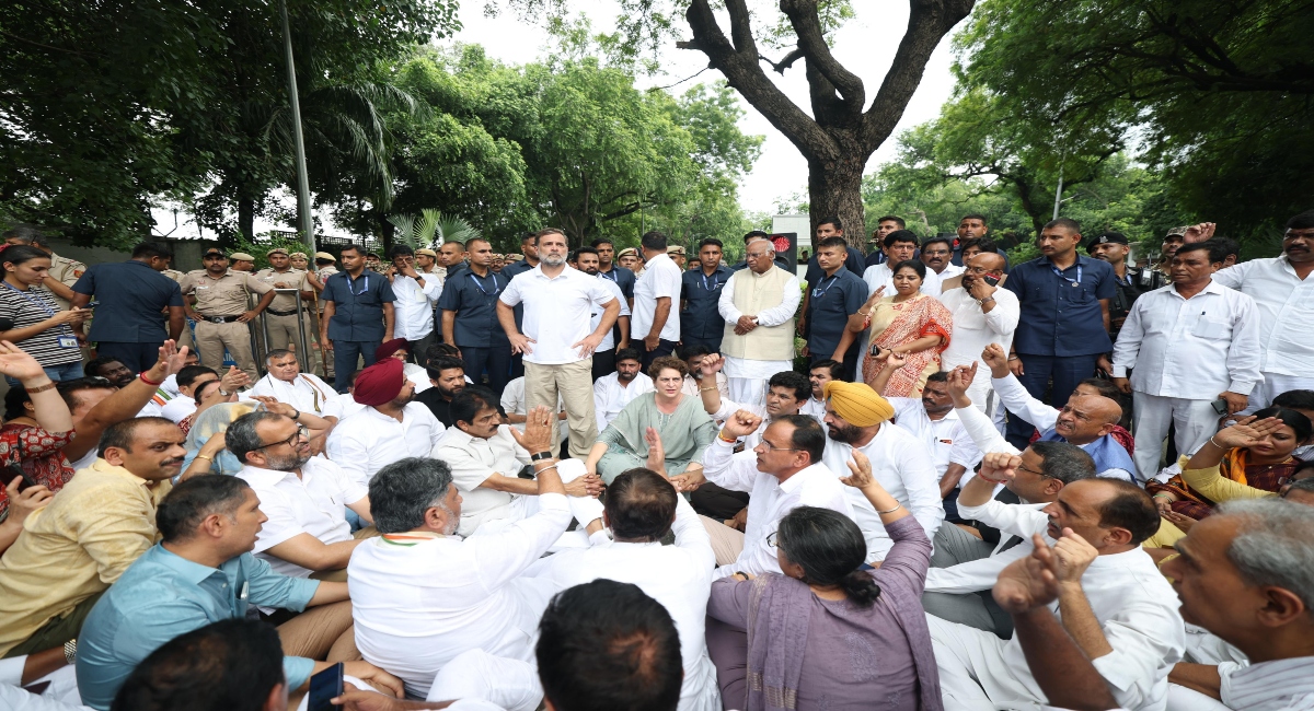 छात्रों पर लाठीचार्ज से लेकर संसद में बहस तक
