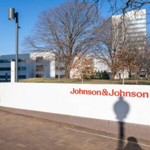 Johnson & Johnson बेबी पाउडर मामला क्या है? कंपनी क्यों दे रही 52,621 करोड़