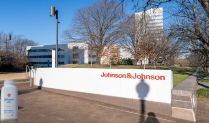 Johnson & Johnson बेबी पाउडर मामला क्या है? कंपनी क्यों दे रही 52,621 करोड़