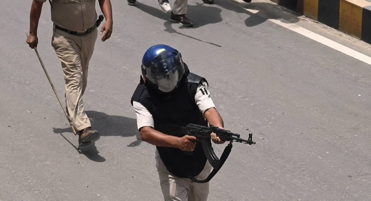 बिहार: प्रदर्शन के दौरान छात्र पर किसने चलाया AK-47, विपक्ष ने सरकार को क्यों घेरा?