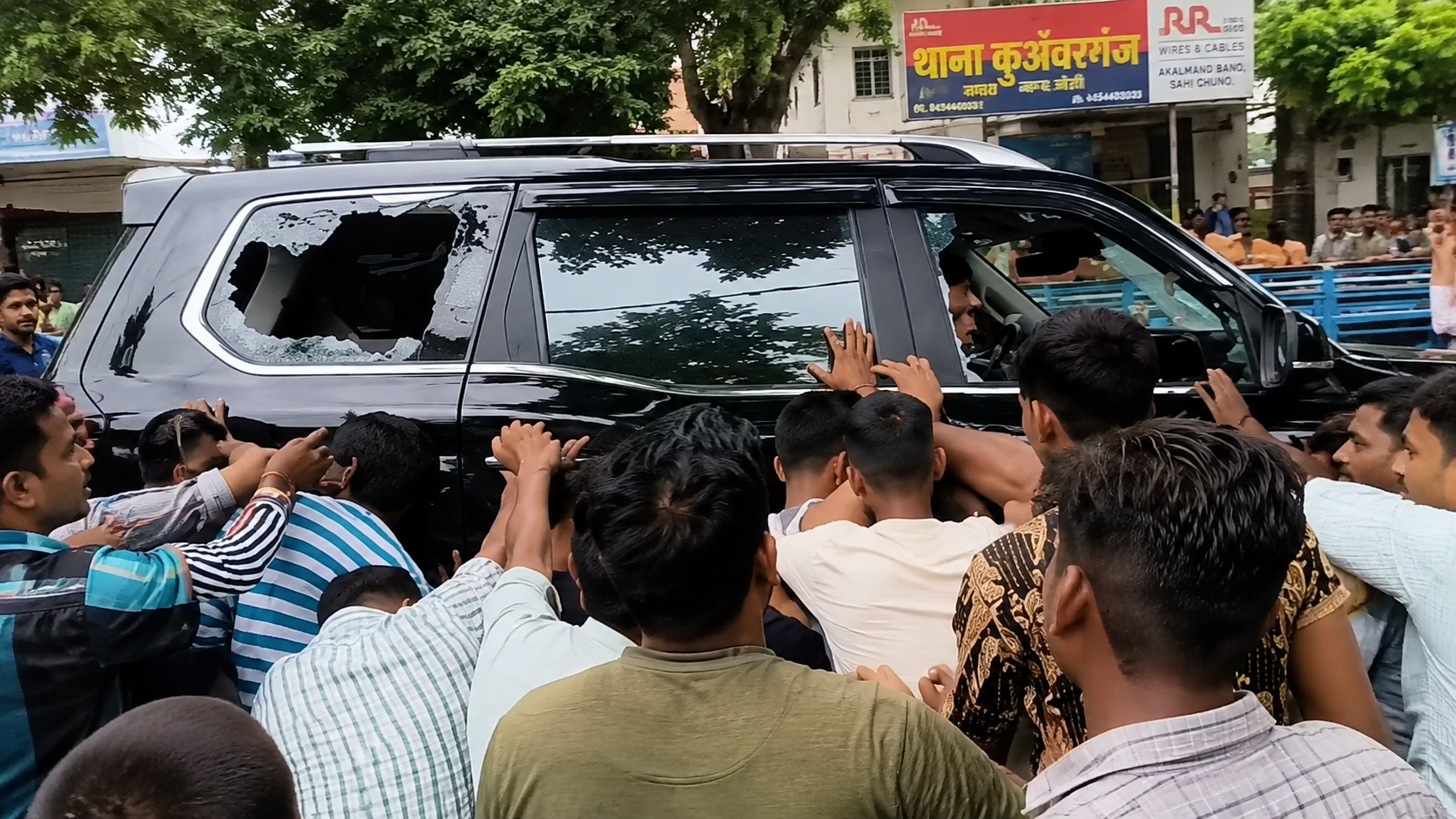 कार टकराने के बाद डॉक्टर से मारपीट