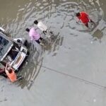 देवास में पानी में फंसी बच्चों से भरी मैजिक