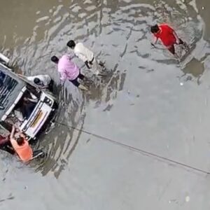 देवास में पानी में फंसी बच्चों से भरी मैजिक