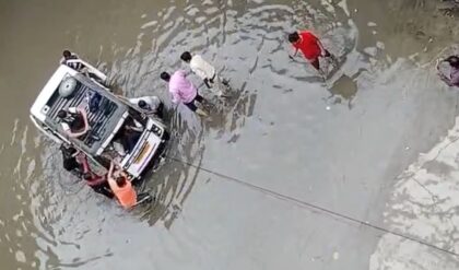 देवास में पानी में फंसी बच्चों से भरी मैजिक