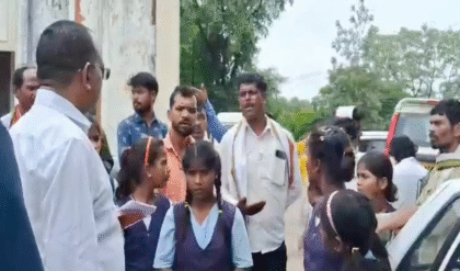 आदिवासी छात्र 100 किमी दूर क्यों पहुंचे?