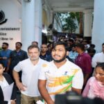 पैलेट गन से घायल साहिल को लेकर थाने पहुंचे राहुल गांधी