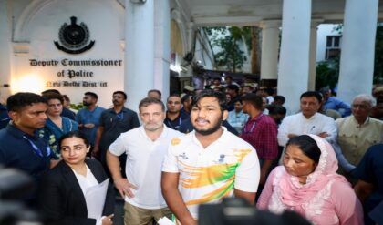 पैलेट गन से घायल साहिल को लेकर थाने पहुंचे राहुल गांधी