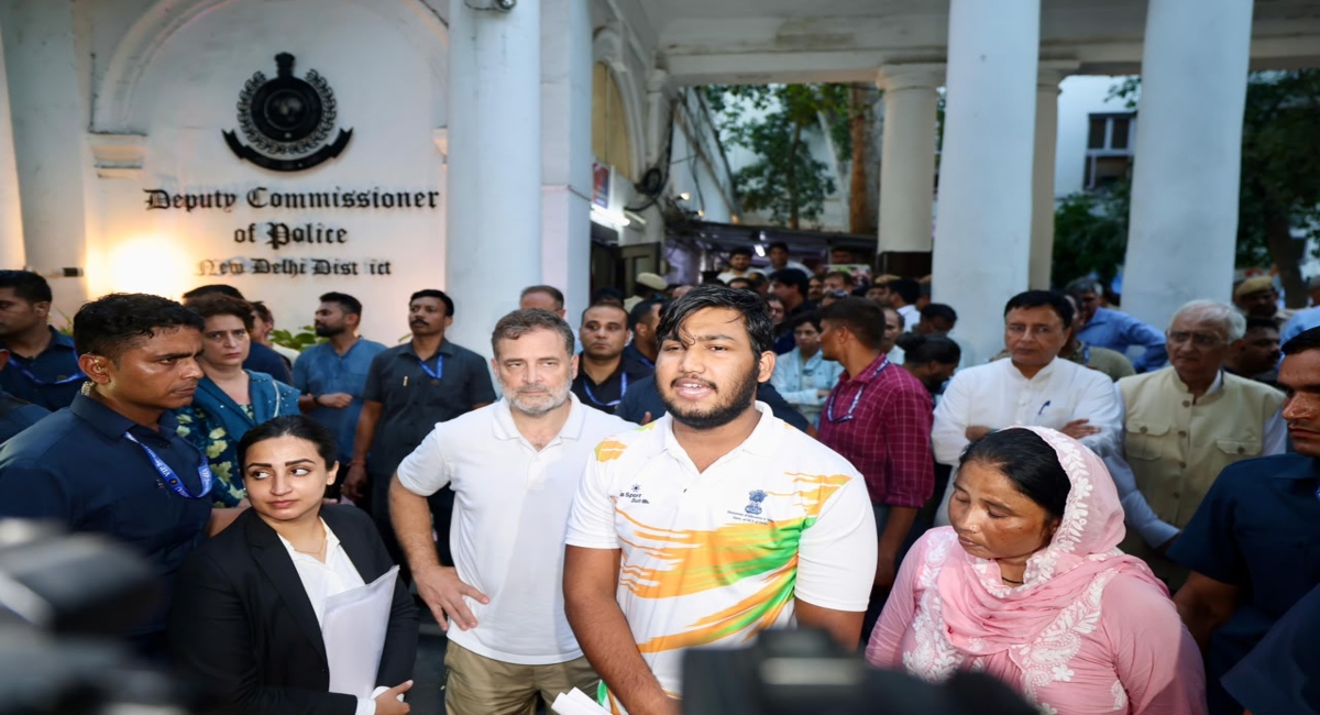 पैलेट गन से घायल साहिल को लेकर थाने पहुंचे राहुल गांधी