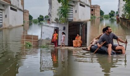 स्कूल बंद, रास्ते डूबे और घर पानी में घिरे, रीवा में 100 परिवारों की मुश्किल खत्म नहीं हुई