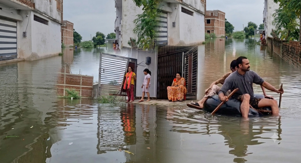स्कूल बंद, रास्ते डूबे और घर पानी में घिरे, रीवा में 100 परिवारों की मुश्किल खत्म नहीं हुई