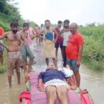 ड्रम पर शव... बाढ़ में अंतिम यात्रा!