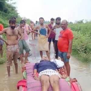 ड्रम पर शव... बाढ़ में अंतिम यात्रा!