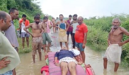 ड्रम पर शव... बाढ़ में अंतिम यात्रा!