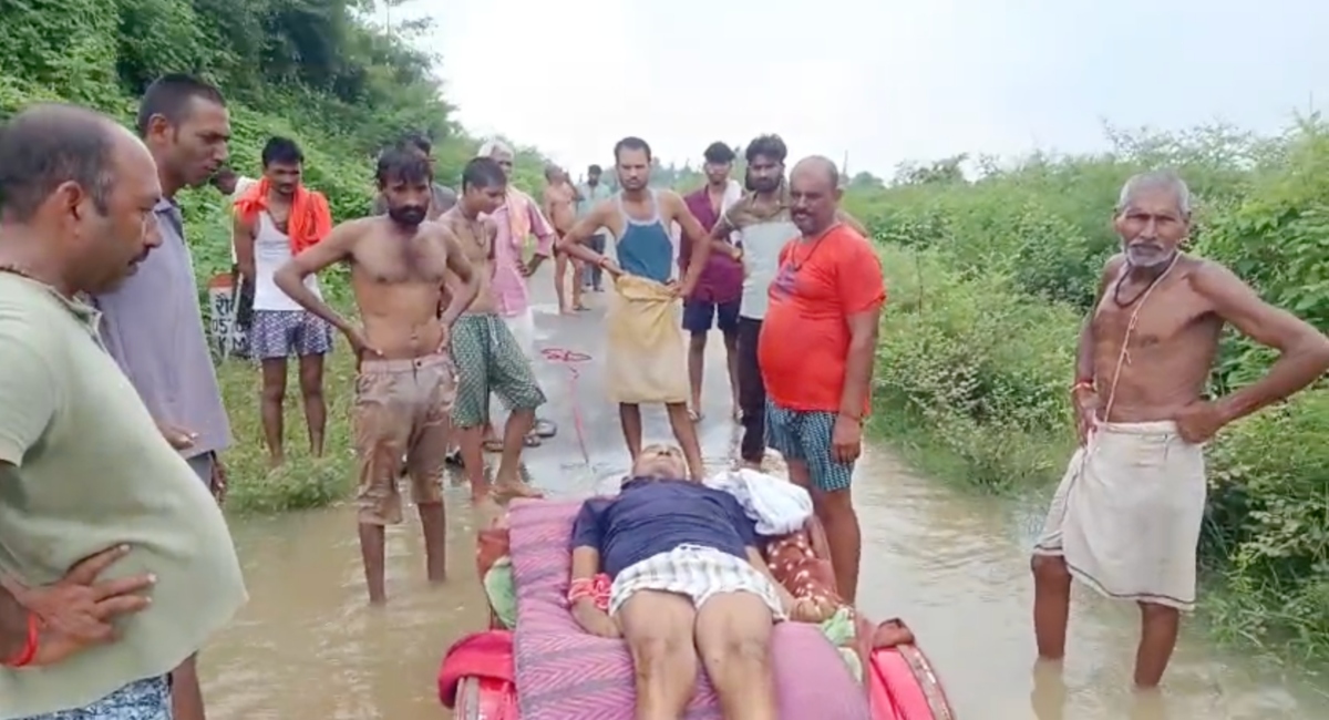 ड्रम पर शव... बाढ़ में अंतिम यात्रा!