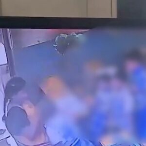 पहले डांट, फिर थप्पड़ और कुछ सेकेंड बाद गिर पड़ा बच्चा