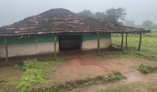 Tamia School News: दो महीने से कच्चे मकान में Primary School, बच्चों को स्थायी भवन कब मिलेगा?